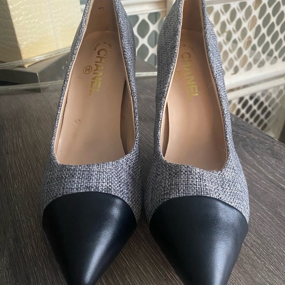 Chanel Black white Tweed leather cap toe Pearl Heels - Picture 2 of 16